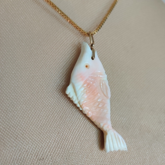 Vintage Antique? Undyed Conch Shell fish pendant 14K Gold🐟 - Picture 3 of 16